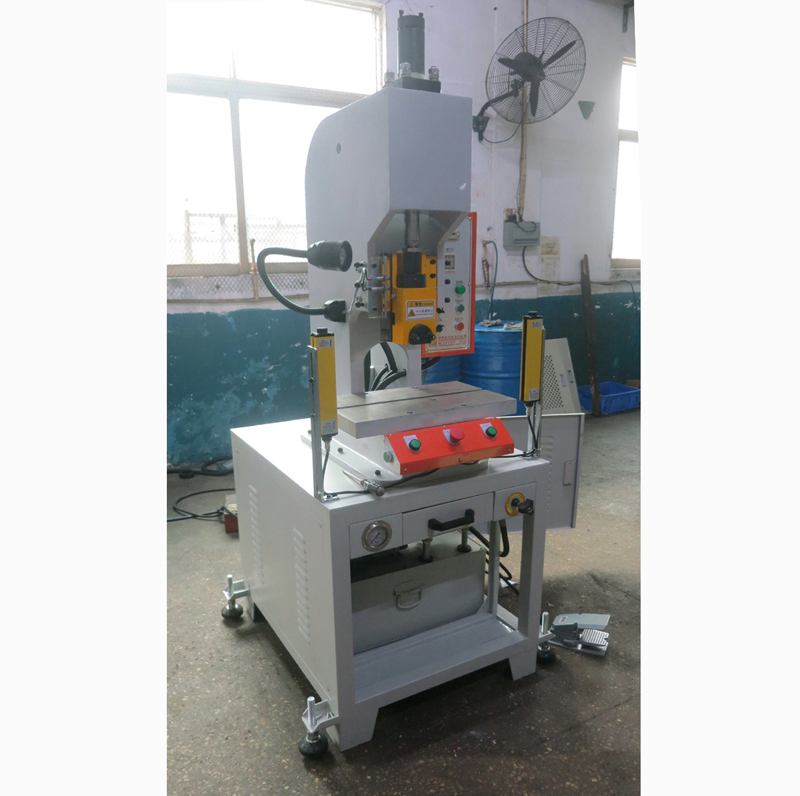 C型精密滑塊式油壓沖床CH104系列