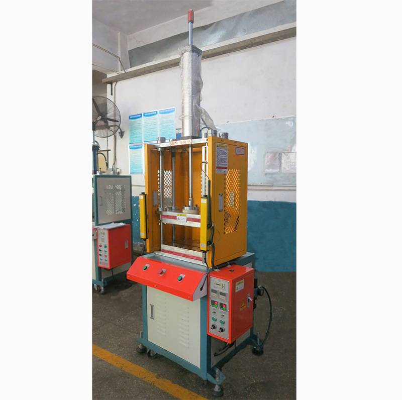 四柱三板氣動(dòng)熱壓機(jī)